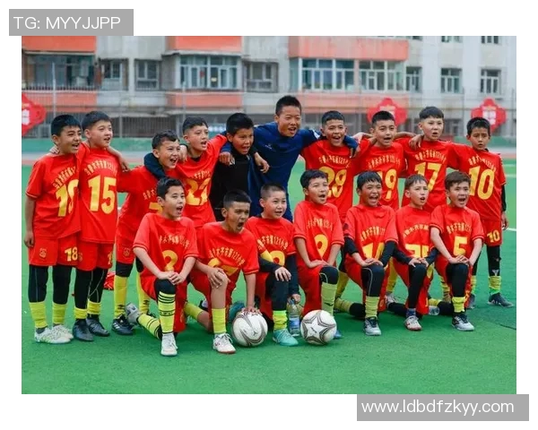 足球明星亲临新疆喀什助力当地足球发展与文化交流活动盛况空前